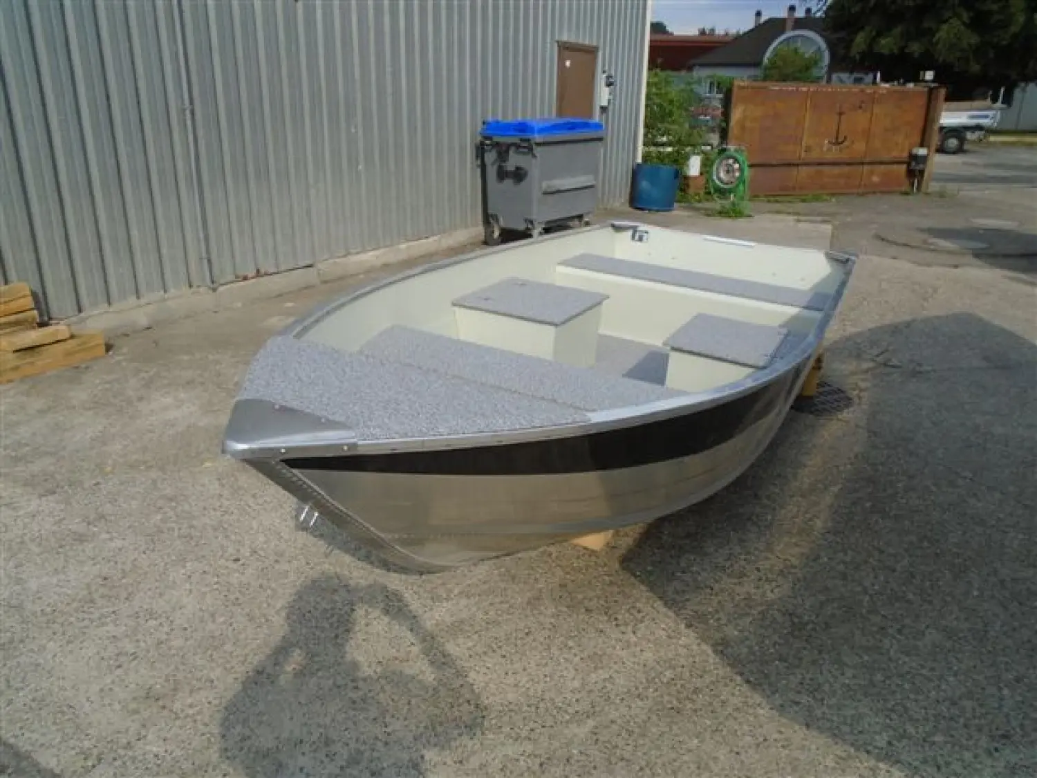 Marine CZ 400 Fish — Bateau ouvert en aluminium photographié à terre, vu de trois quarts avant.
