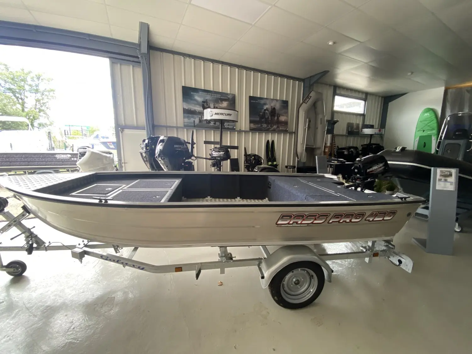 Discovery Bass Pro 420 — Bateau de pêche en aluminium présenté sur remorque dans un showroom.
