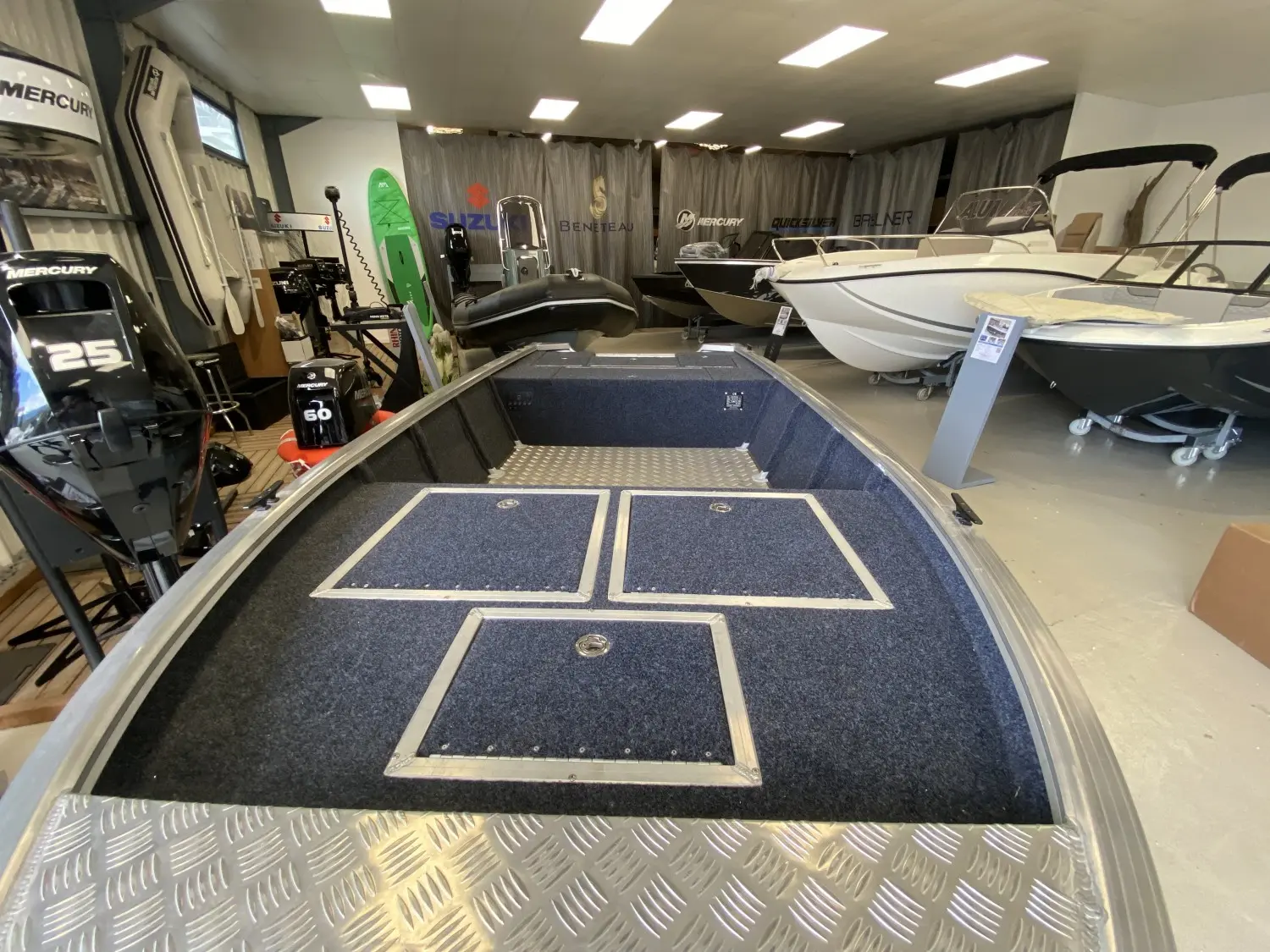 Discovery Bass Pro 420 — Vue de l'avant d'un bateau exposé dans un showroom nautique.