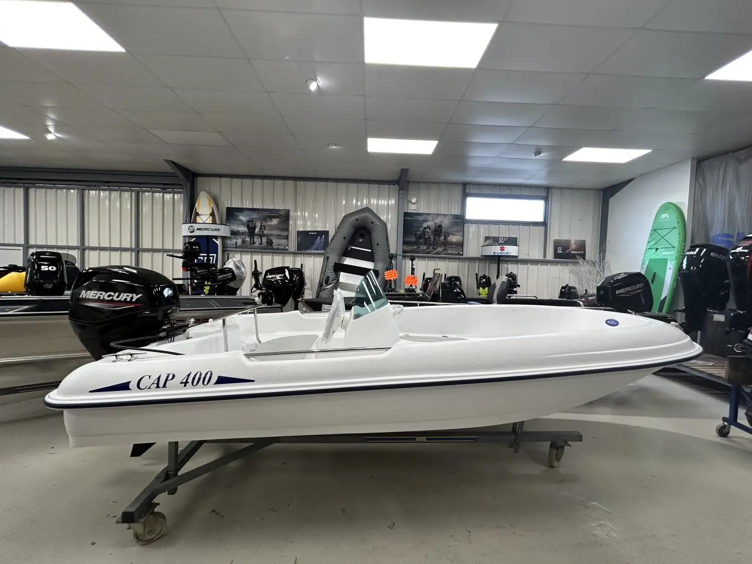 Rigiflex Cap 400 — Bateau blanc CAP 400 présenté sur remorque dans un showroom nautique.