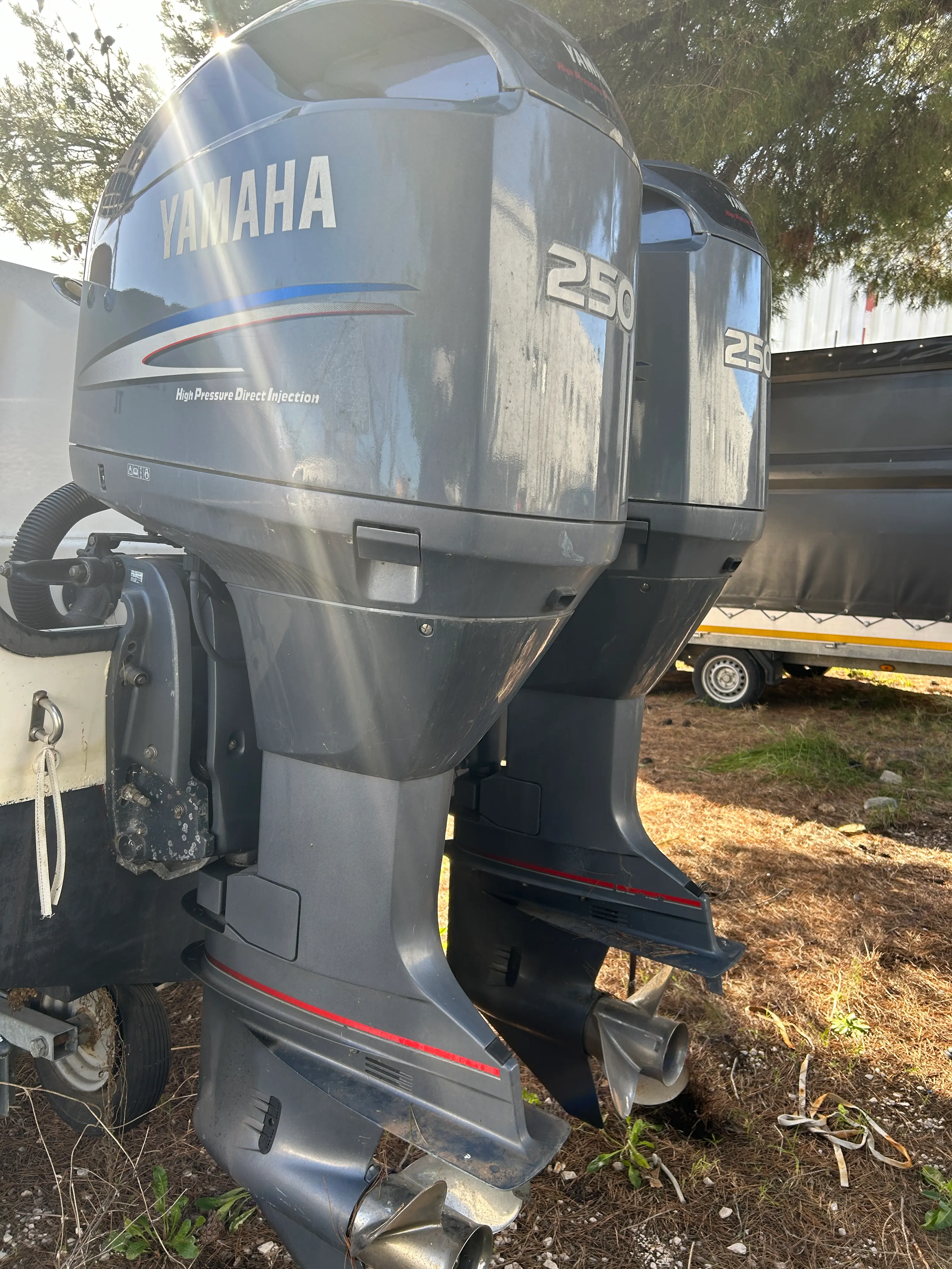 Boston Whaler 270 Outrage — Gros plan sur deux moteurs hors-bord Yamaha 250 montés à l’arrière d’un bateau.