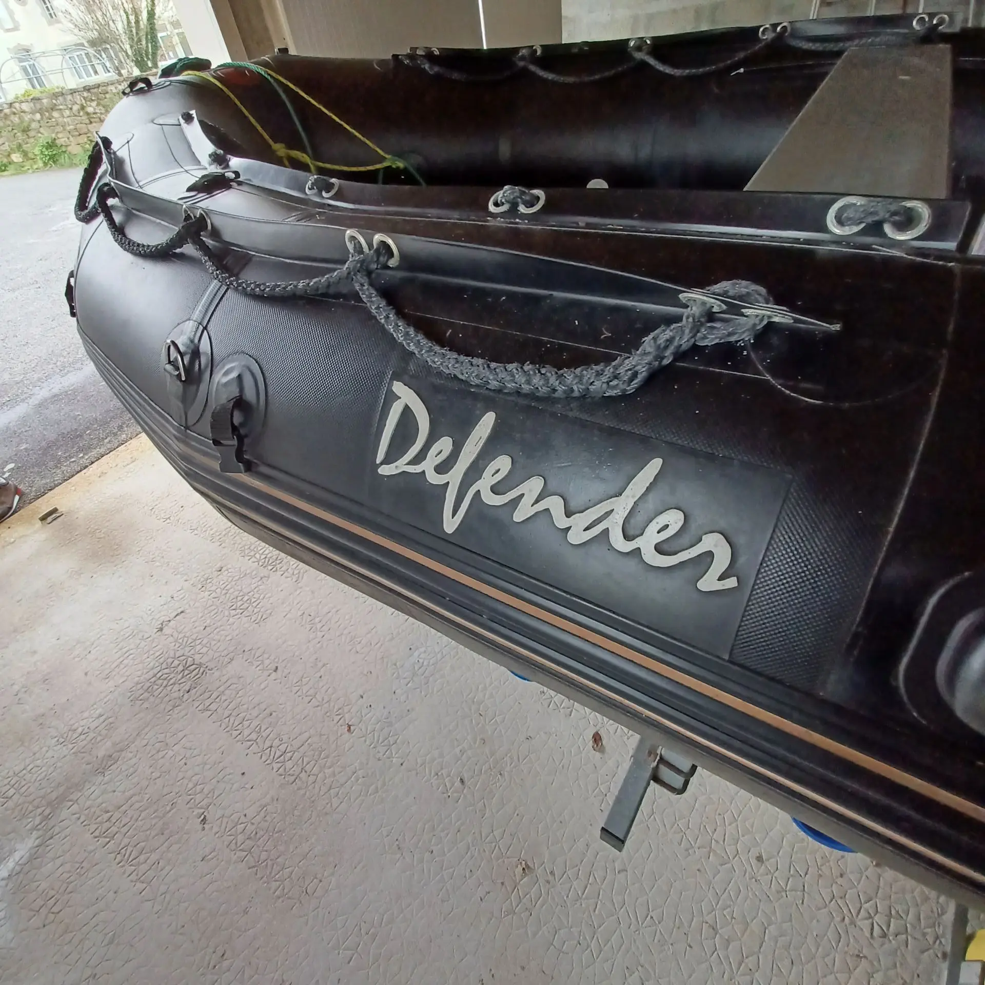 3D Tender Heavy Duty 420 — Vue rapprochée du flotteur noir et des cordages d’un bateau pneumatique.