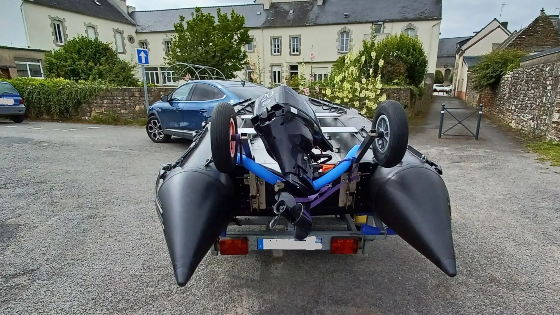 3D Tender Heavy Duty 420 — Vue arrière d’un semi-rigide retourné sur sa remorque, dans une cour.