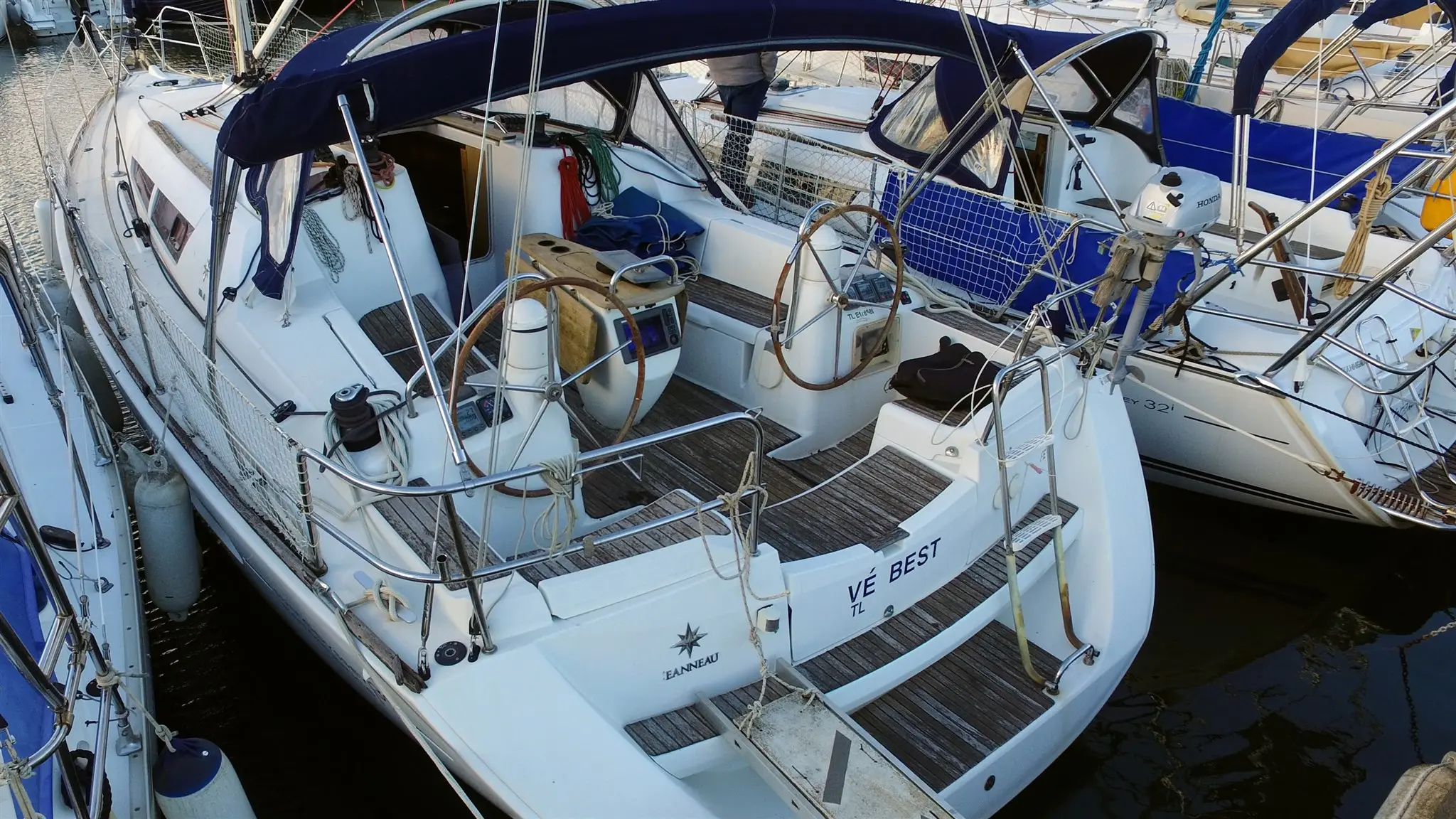 Jeanneau Sun Odyssey 39 — Vue arrière d’un voilier amarré, montrant le cockpit, les deux barres et la poupe.