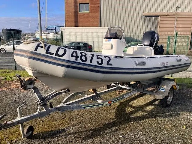 Valiant V 450 — Bateau pneumatique à console centrale sur remorque, photographié à terre.