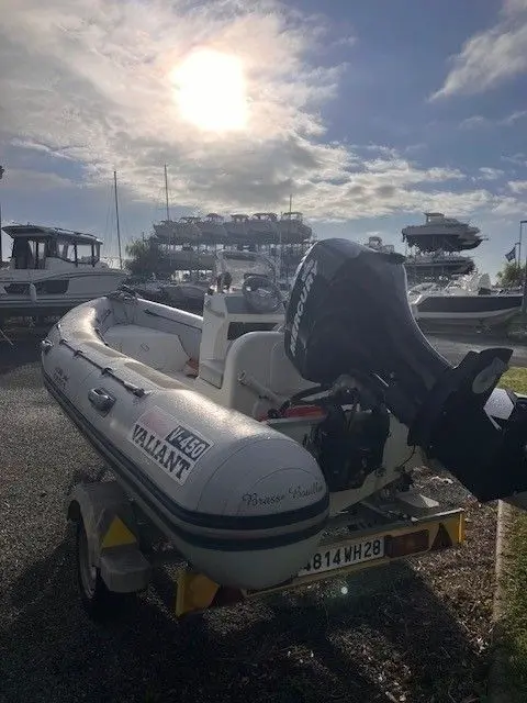 Valiant V 450 — Semi-rigide sur remorque, vu de trois-quarts arrière, avec moteur hors-bord.