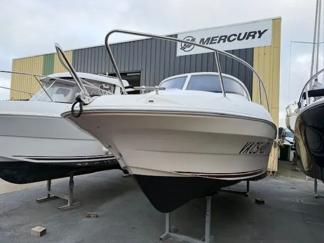 Quicksilver 620 CRUISER — Bateau à moteur blanc présenté sur ber, vu de trois quarts avant.