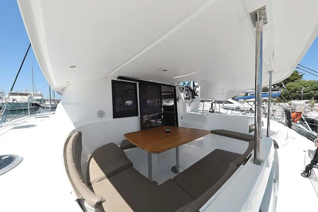 Fountaine Pajot Lipari 41 — Cockpit arrière couvert avec table et banquettes aménagées.