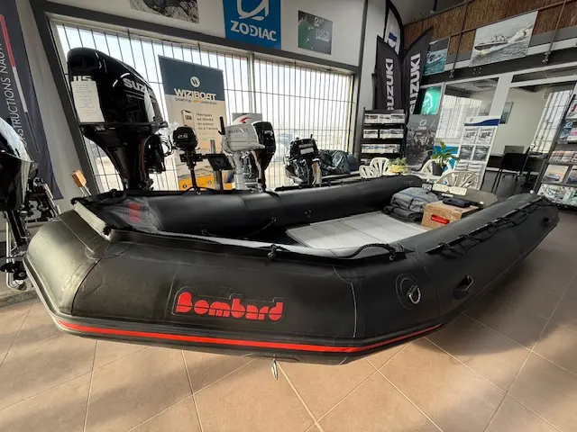 Bombard Commando C5 — Bateau pneumatique Bombard exposé à l'intérieur d'un magasin nautique.