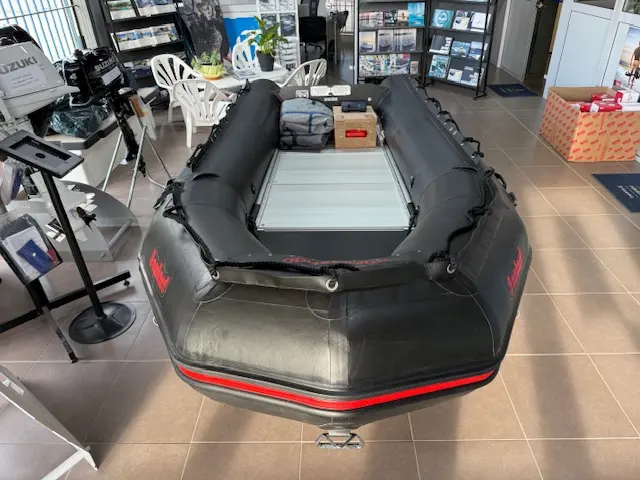Bombard Commando C5 — Bateau pneumatique noir et gris vu depuis l’arrière dans un showroom.