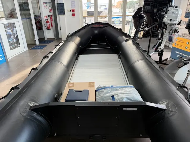 Bombard Commando C5 — Vue intérieure d’un bateau pneumatique exposé dans un showroom.