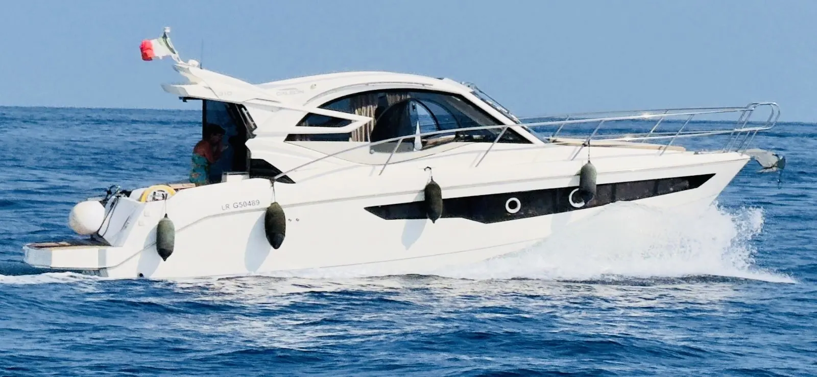 Galeon 310 Htc — Bateau à moteur blanc naviguant en mer, vu de profil tribord.