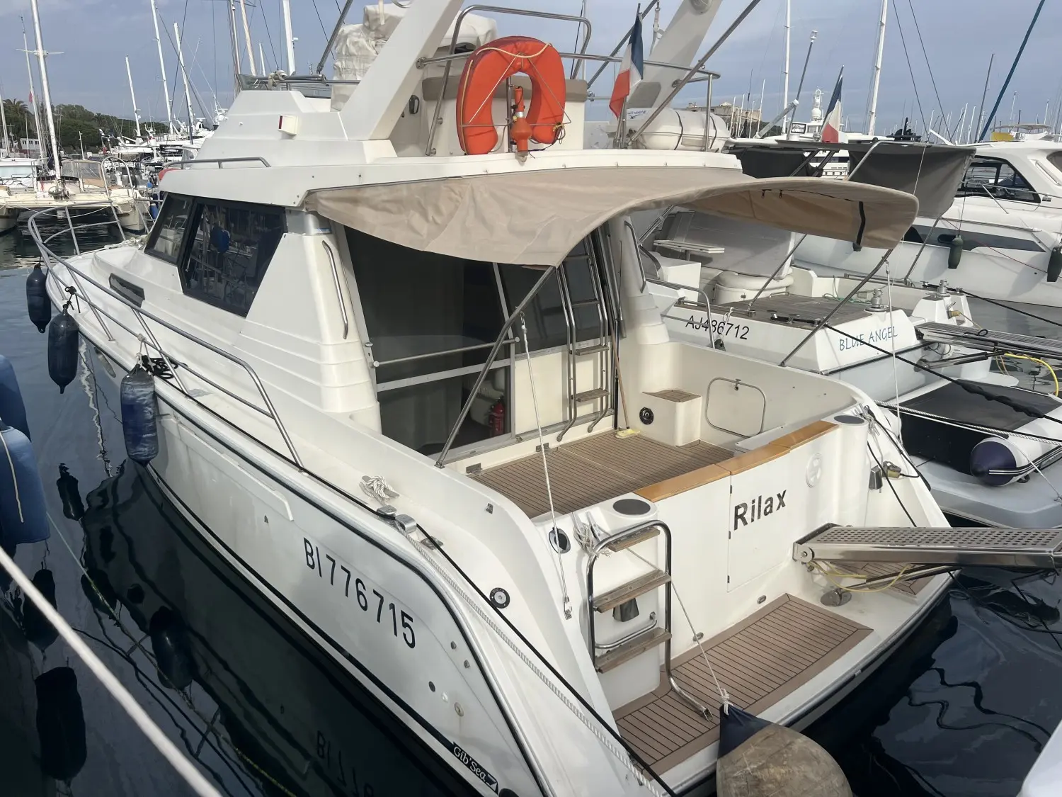 Gib Sea Jamaica 38 Fly — Vue arrière tribord d’un bateau à moteur amarré dans une marina.