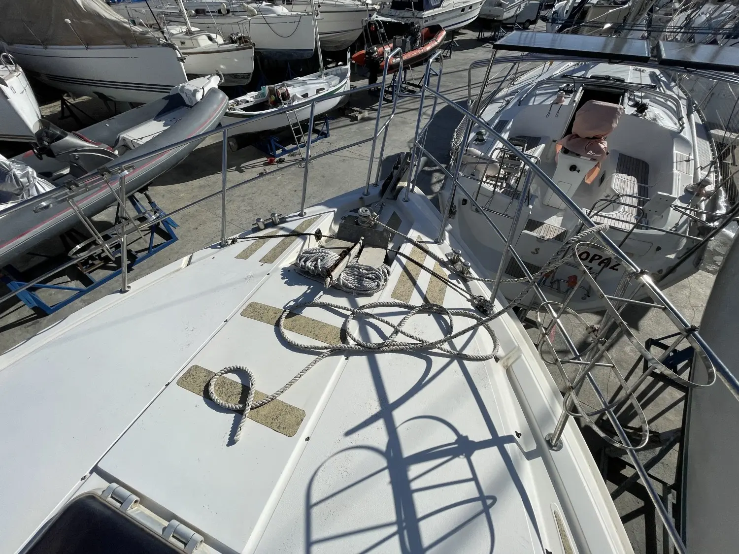 Colvic Craft Sun Cruiser 35 — Vue du pont avant d’un voilier amarré dans un port, entouré d’autres bateaux.