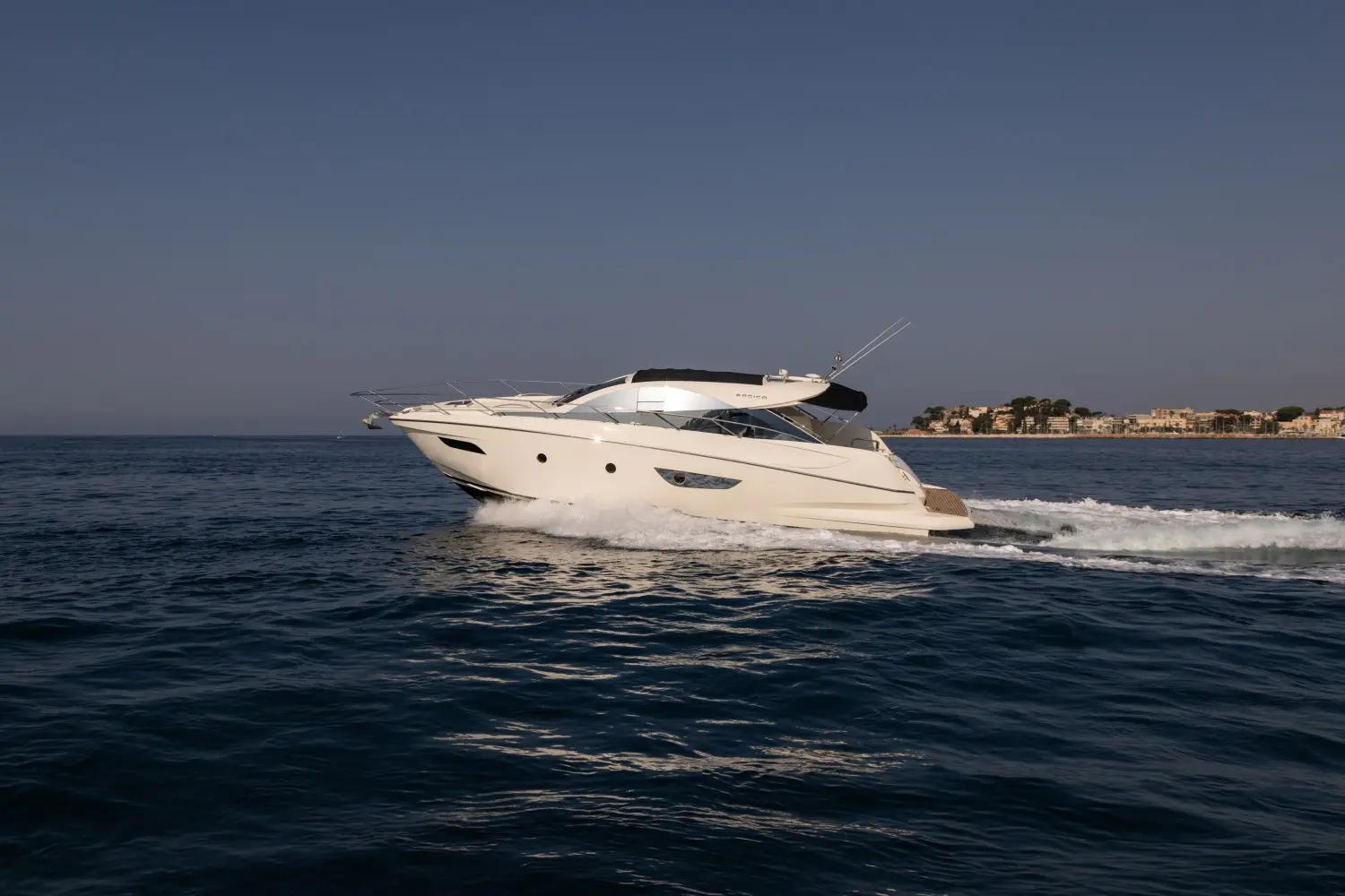 Sogica 47 Openbridge — Vedette blanche en navigation, photographiée de trois quarts sur une mer calme.