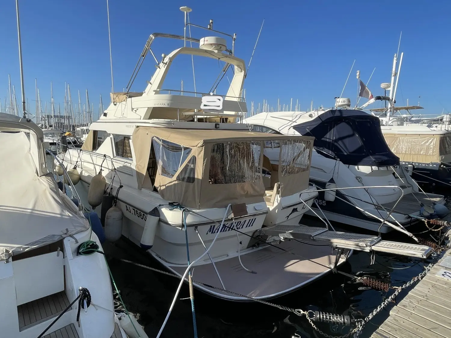 Princess 45 — Bateau à moteur vu de trois quarts arrière dans une marina.