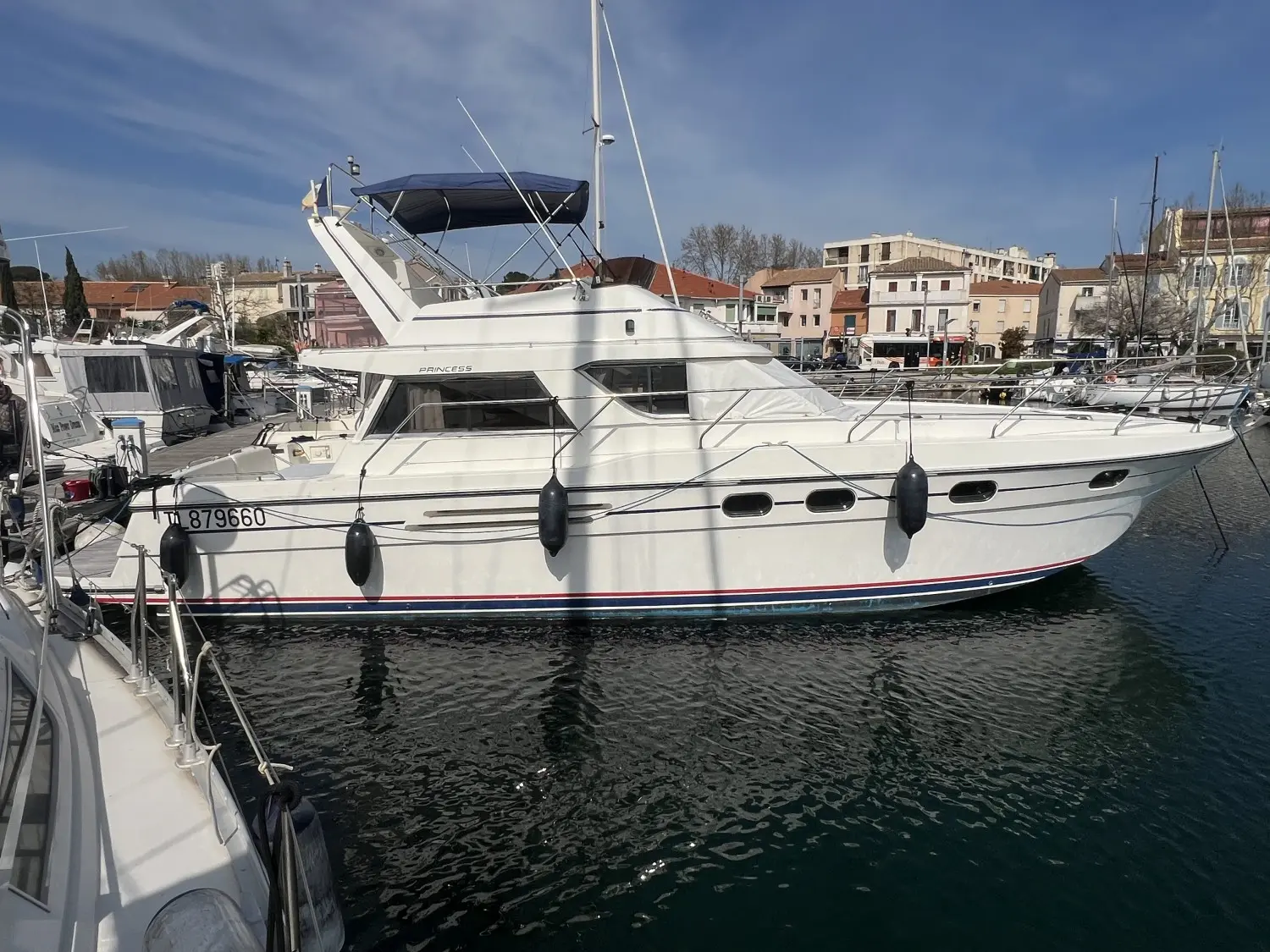 Princess 415 — Bateau à moteur blanc amarré dans un port, vu de profil.