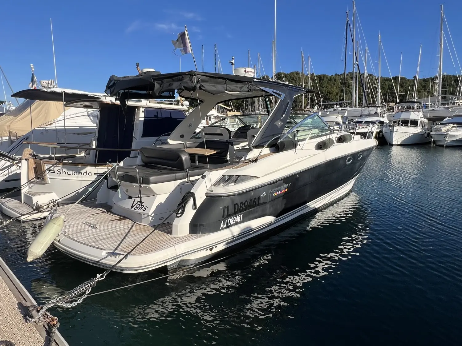 Monterey 415 SY — Bateau à moteur blanc et gris amarré dans un port de plaisance.