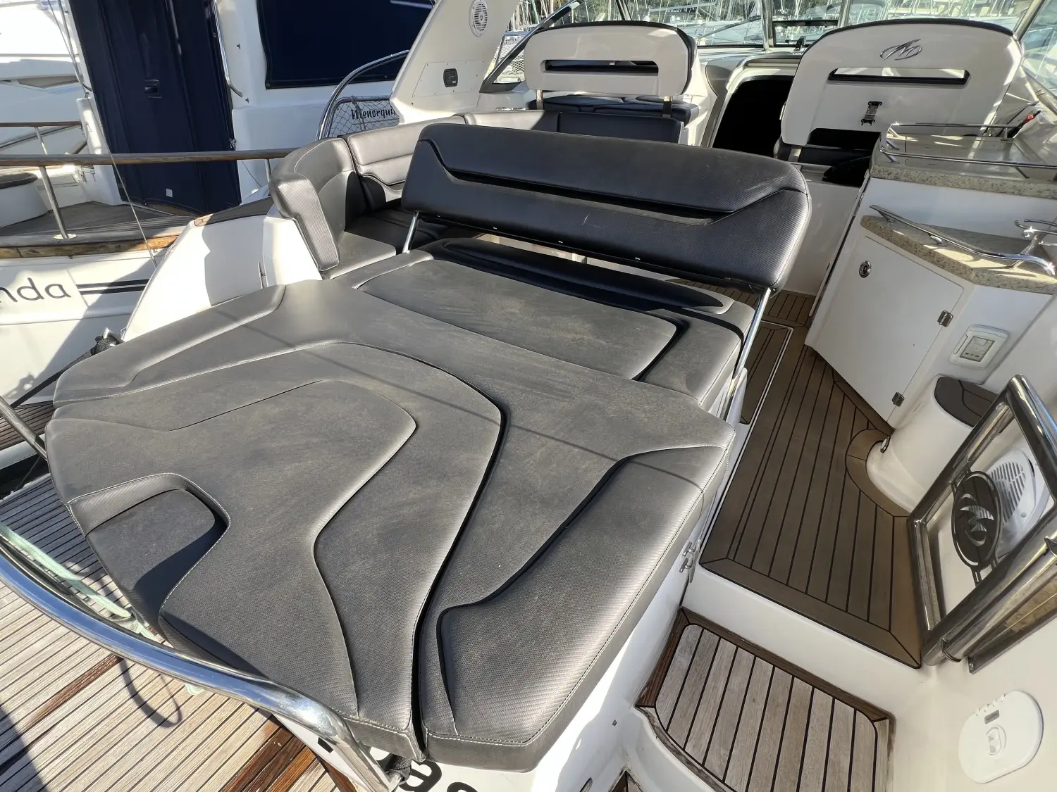 Monterey 415 SY — Vue du cockpit avec bain de soleil, banquettes et cuisine extérieure.