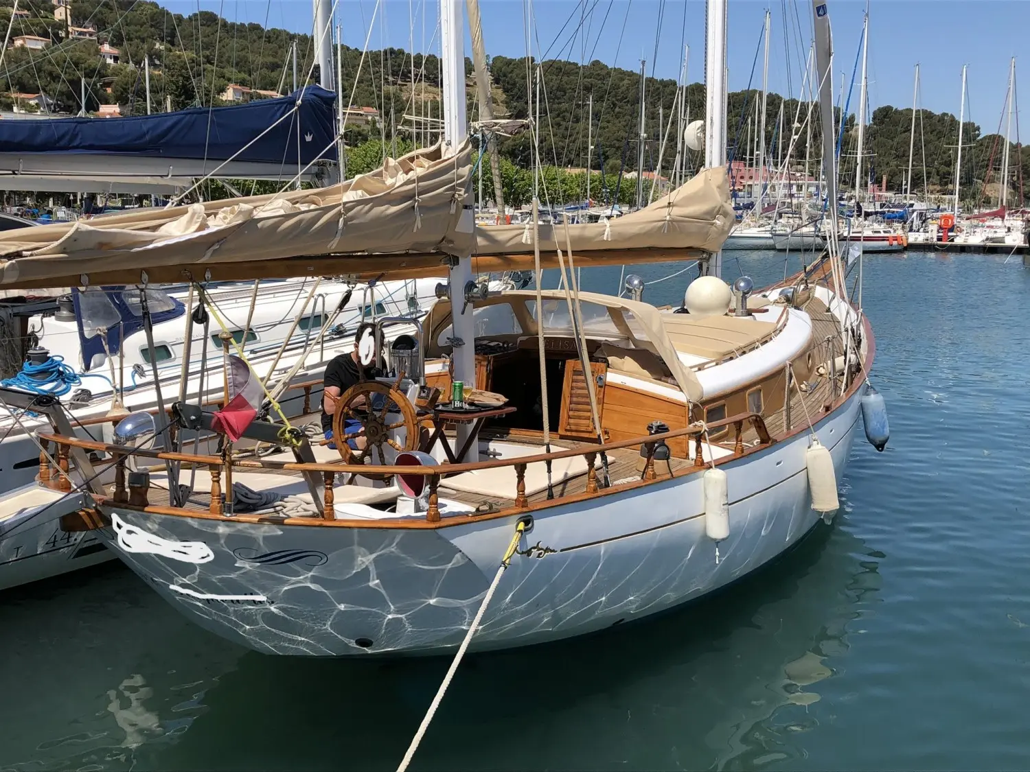 Cheoy Lee Clipper 42 — Voilier classique amarré dans un port, vu de trois quarts avant.