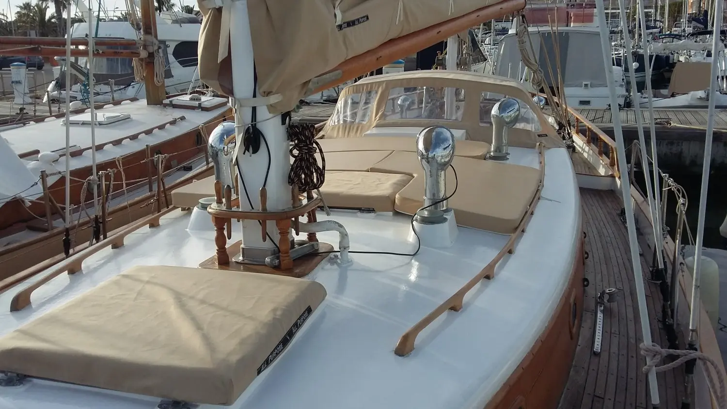 Cheoy Lee Clipper 42 — Vue du pont et du cockpit d’un voilier amarré dans une marina.