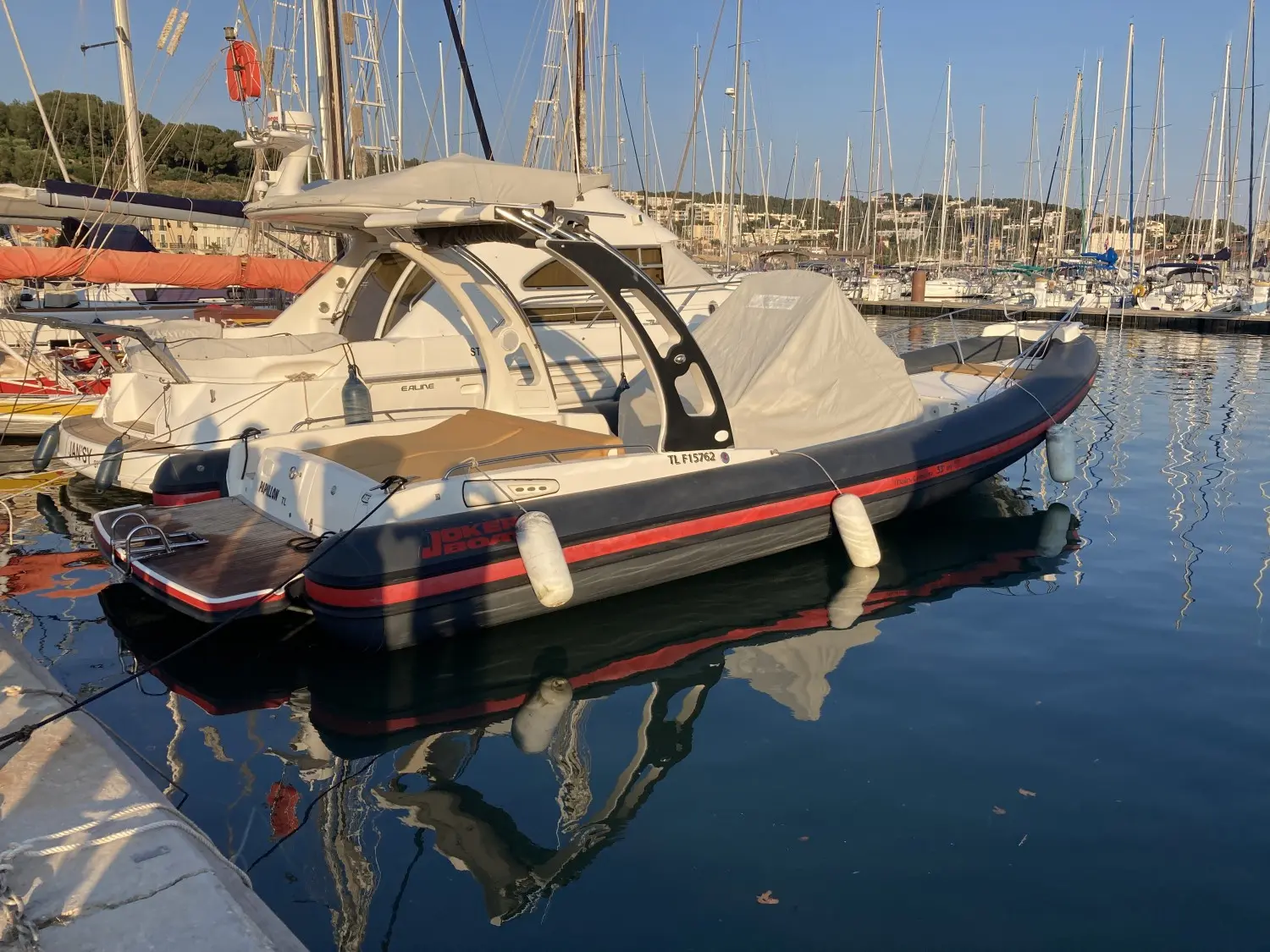 Joker Boat Mainstream 33 — Bateau semi-rigide amarré dans un port, vu de trois quarts arrière.
