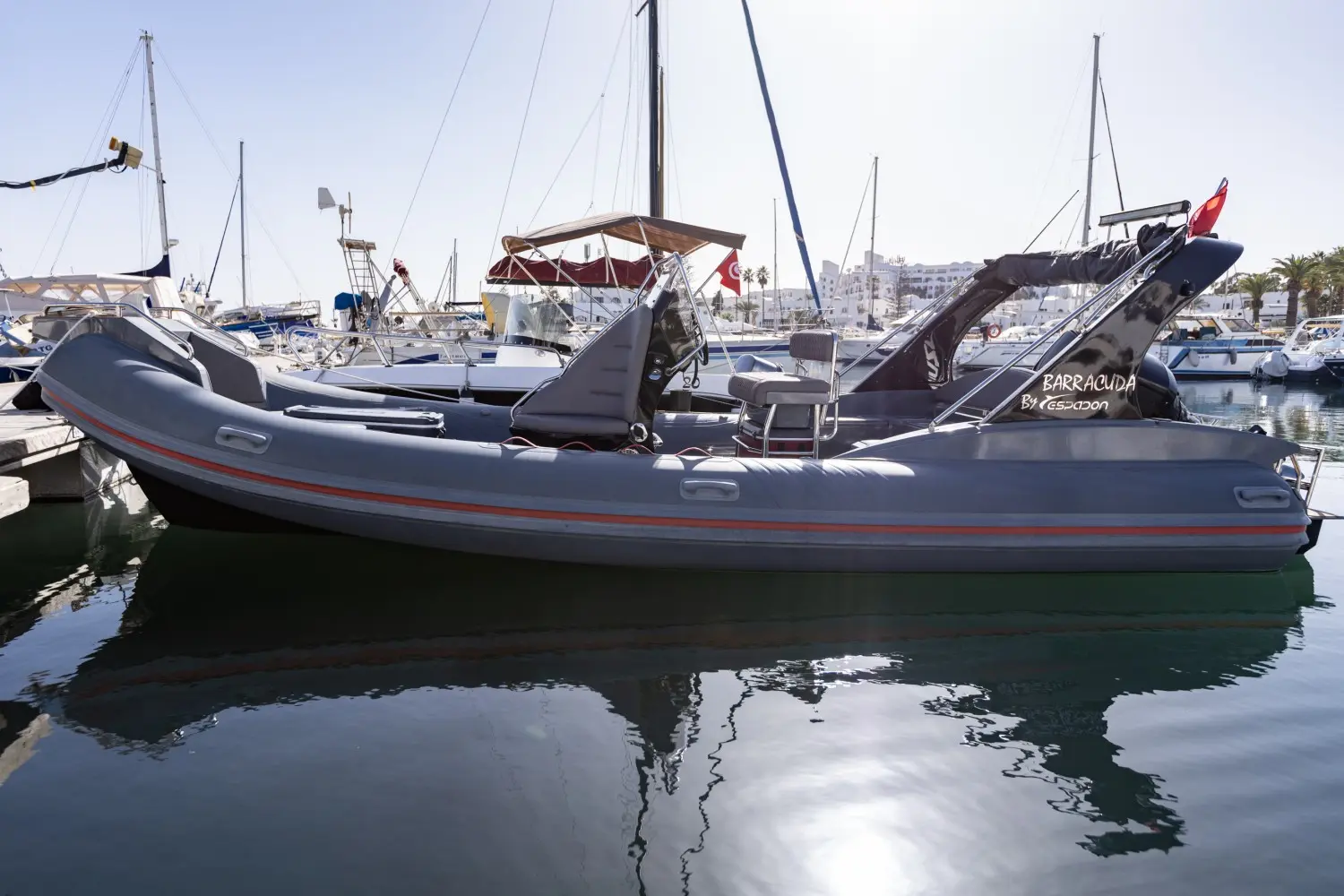 Espadon 715 Barracuda — Bateau semi-rigide gris photographié de profil dans un port.