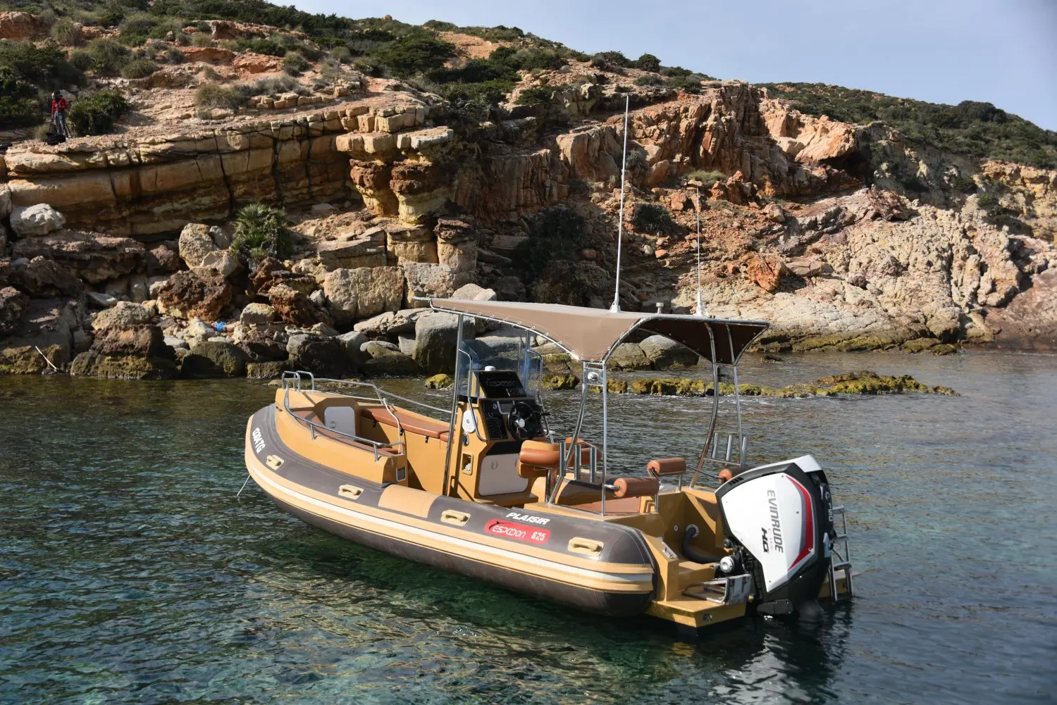 Espadon 625 — Bateau pneumatique à console photographié au mouillage près d’une côte rocheuse
