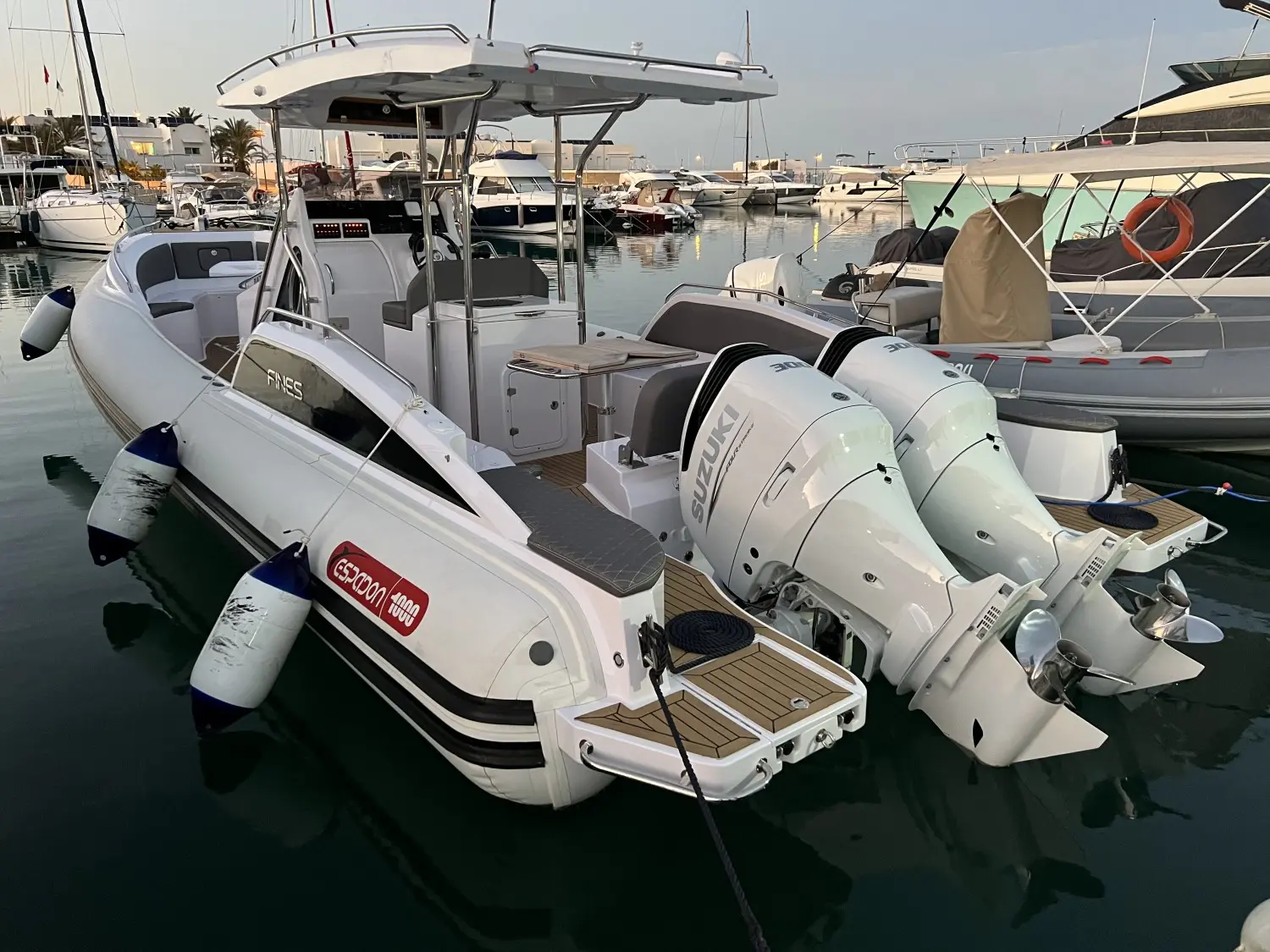 Espadon 1000 — Bateau semi-rigide blanc vu de trois-quarts arrière dans un port.