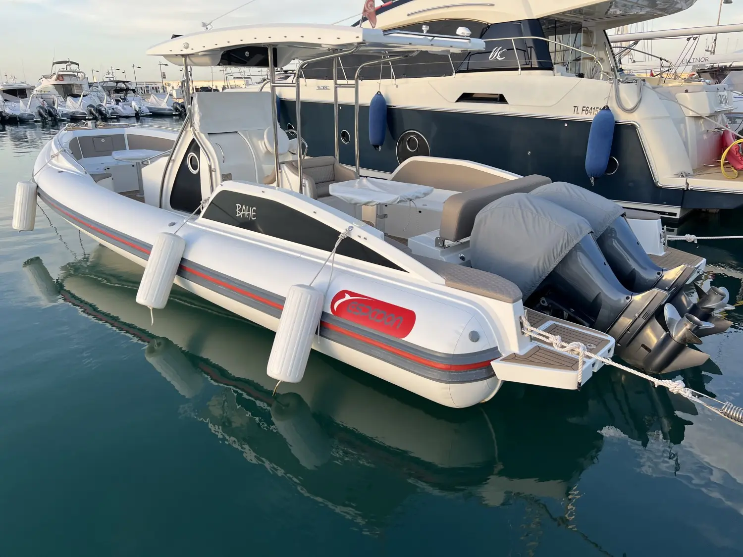 Espadon 1000 — Bateau pneumatique à double motorisation amarré dans un port de plaisance.