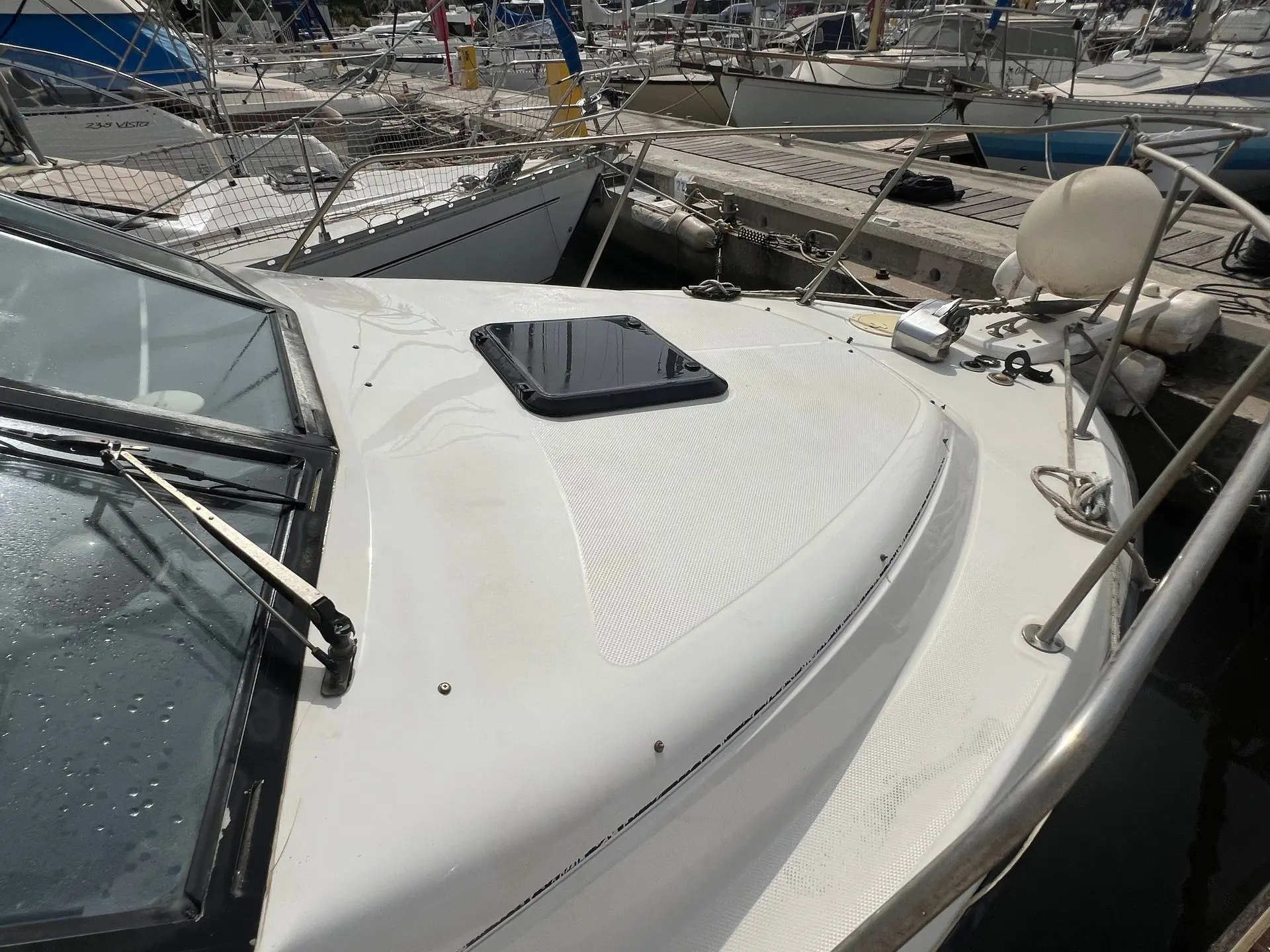Bayliner Trophy 2359 — Vue rapprochée du pont avant d’un bateau amarré dans une marina.