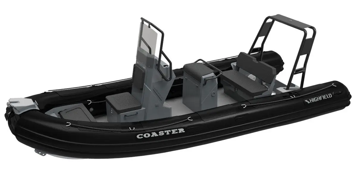 Highfield Coaster 54 Pack Famille — Bateau pneumatique noir vu de trois quarts, avec console, sièges et arceau.