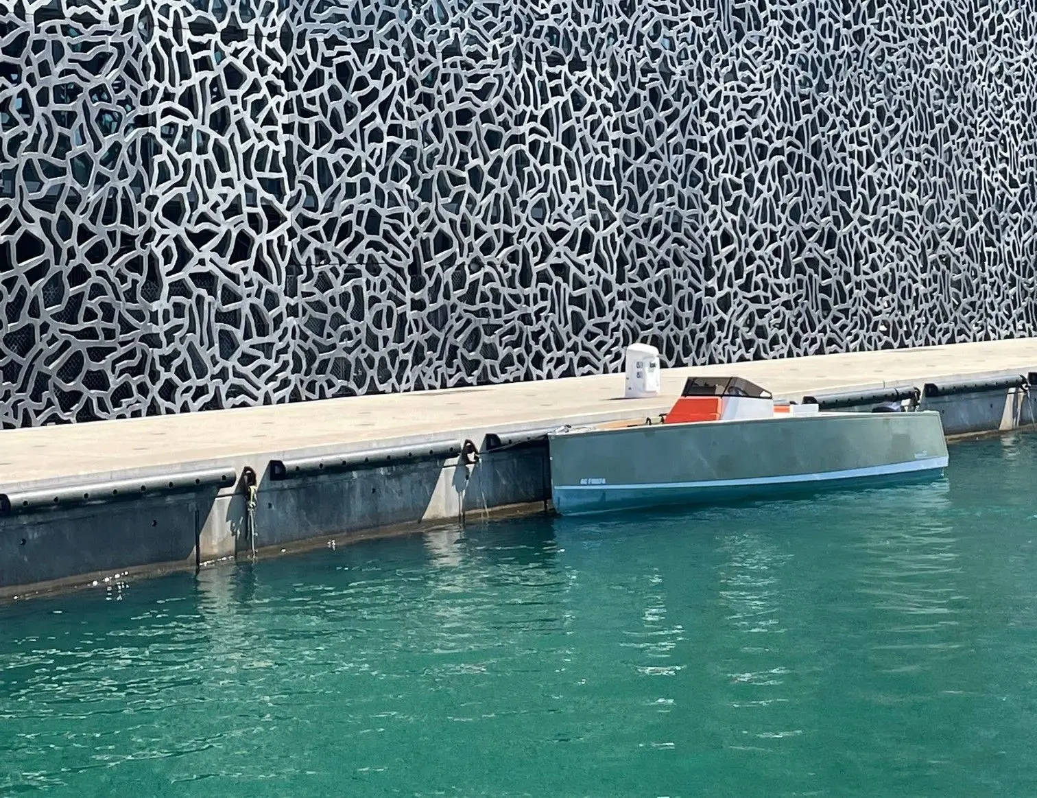 Smartboat 23 — Petite embarcation grise amarrée le long d’un ponton.