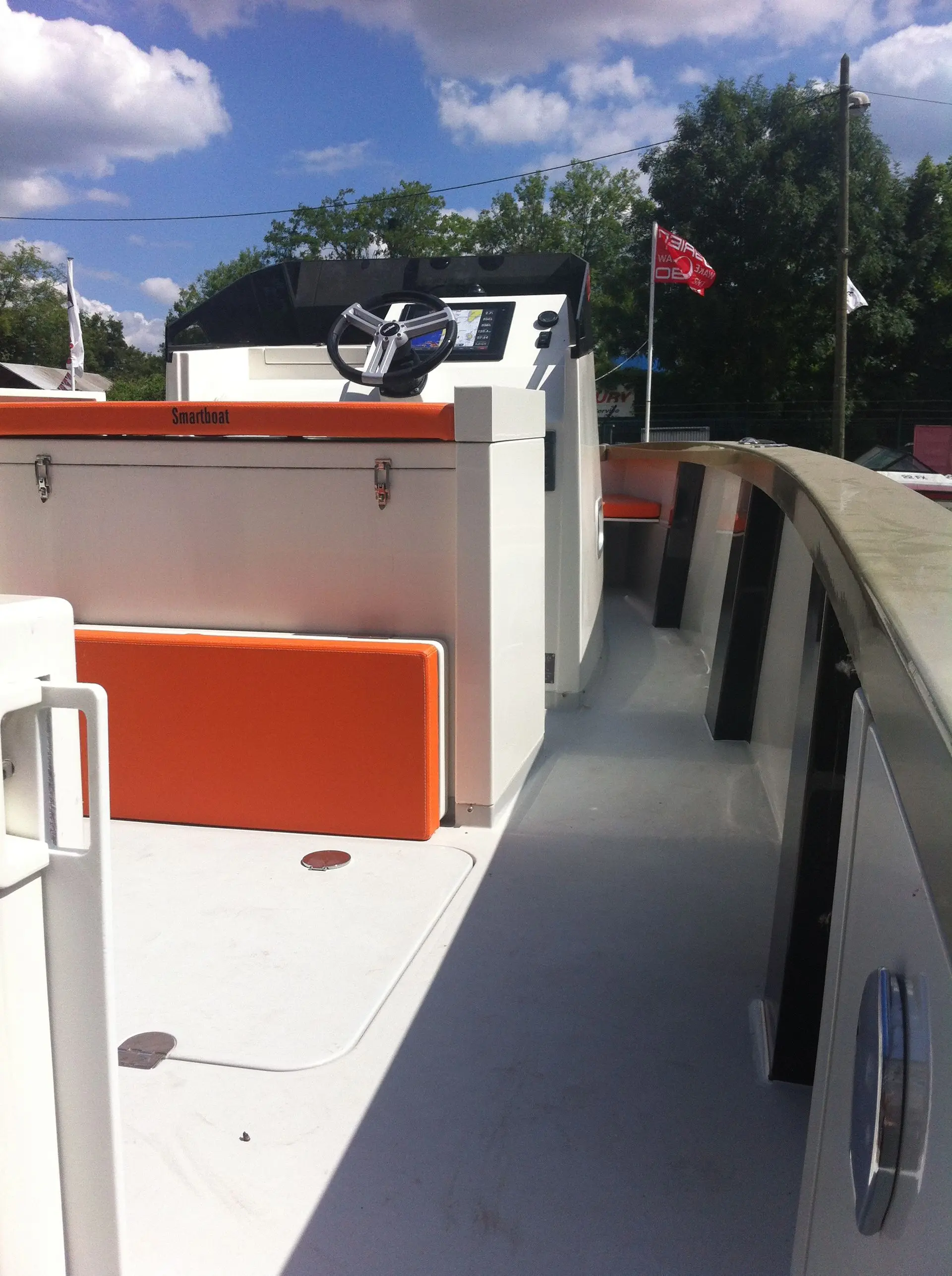 Smartboat 23 — Vue du poste de pilotage et de la coursive latérale du bateau.