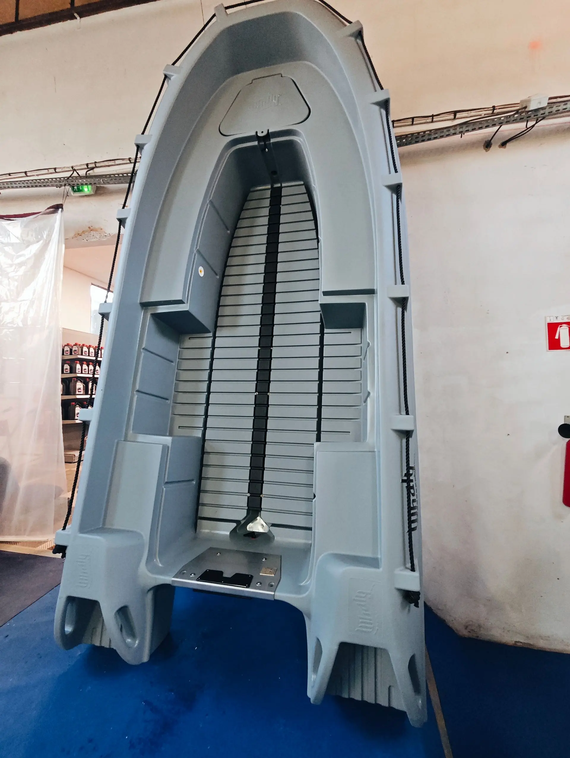 Whaly 380 — Vue plongeante de l’intérieur du bateau, avec pont antidérapant et coffres.