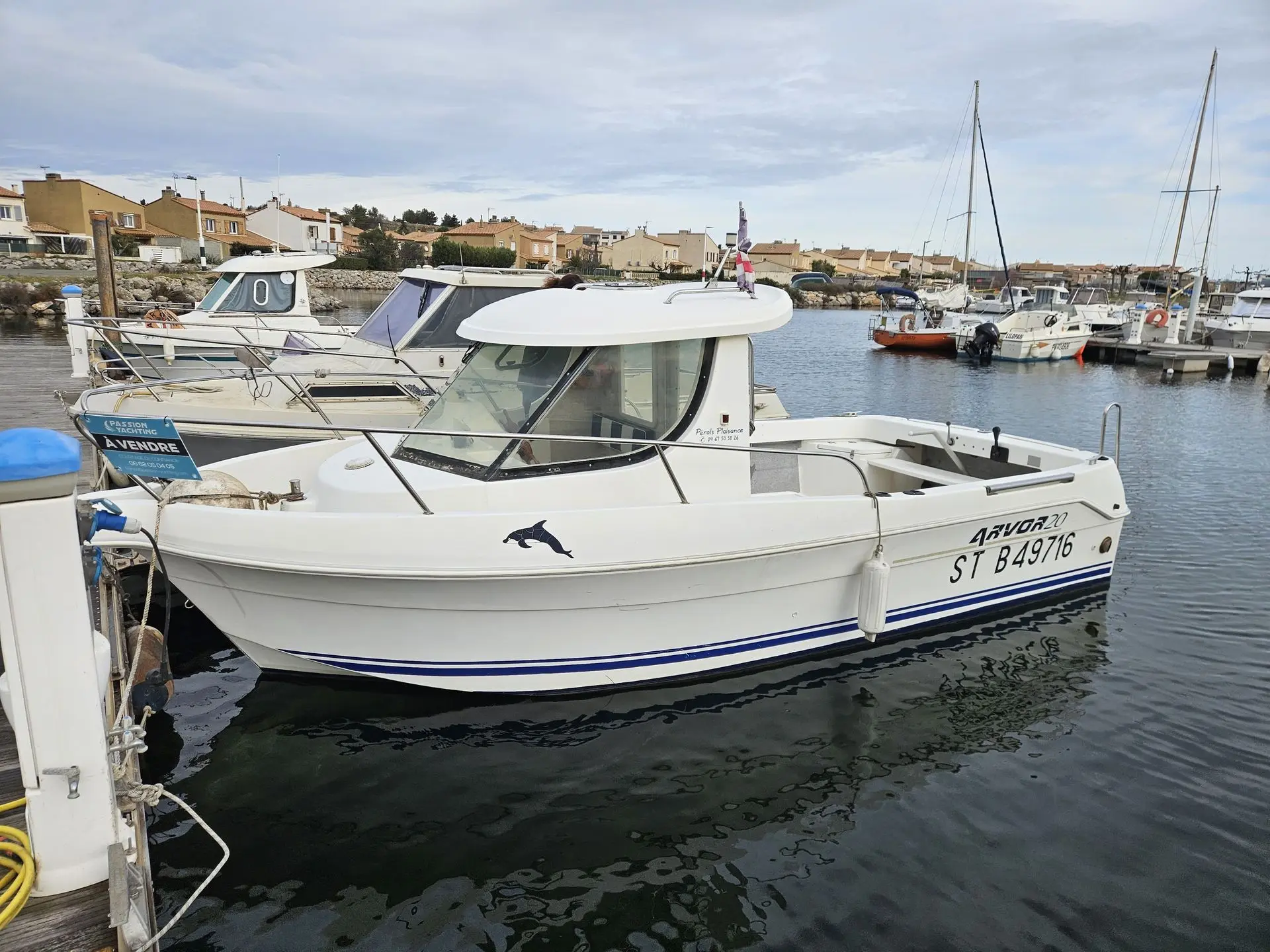 Arvor 20 — Bateau à moteur blanc amarré dans un port de plaisance.