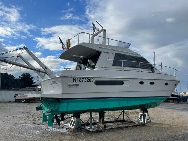 Ferretti Altura 36 — Bateau à moteur blanc présenté à terre sur bers, vu de trois quarts arrière.