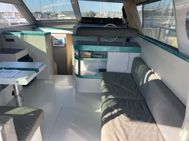 Ferretti Altura 36 — Vue intérieure du salon et du poste de pilotage d’un bateau.