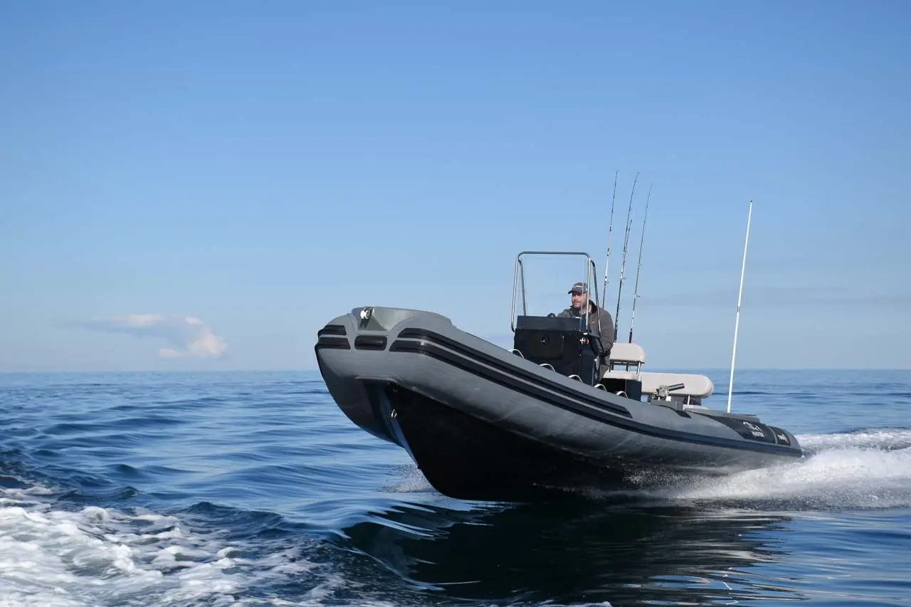 Master 730 — Bateau semi-rigide naviguant sur une mer calme par temps dégagé.