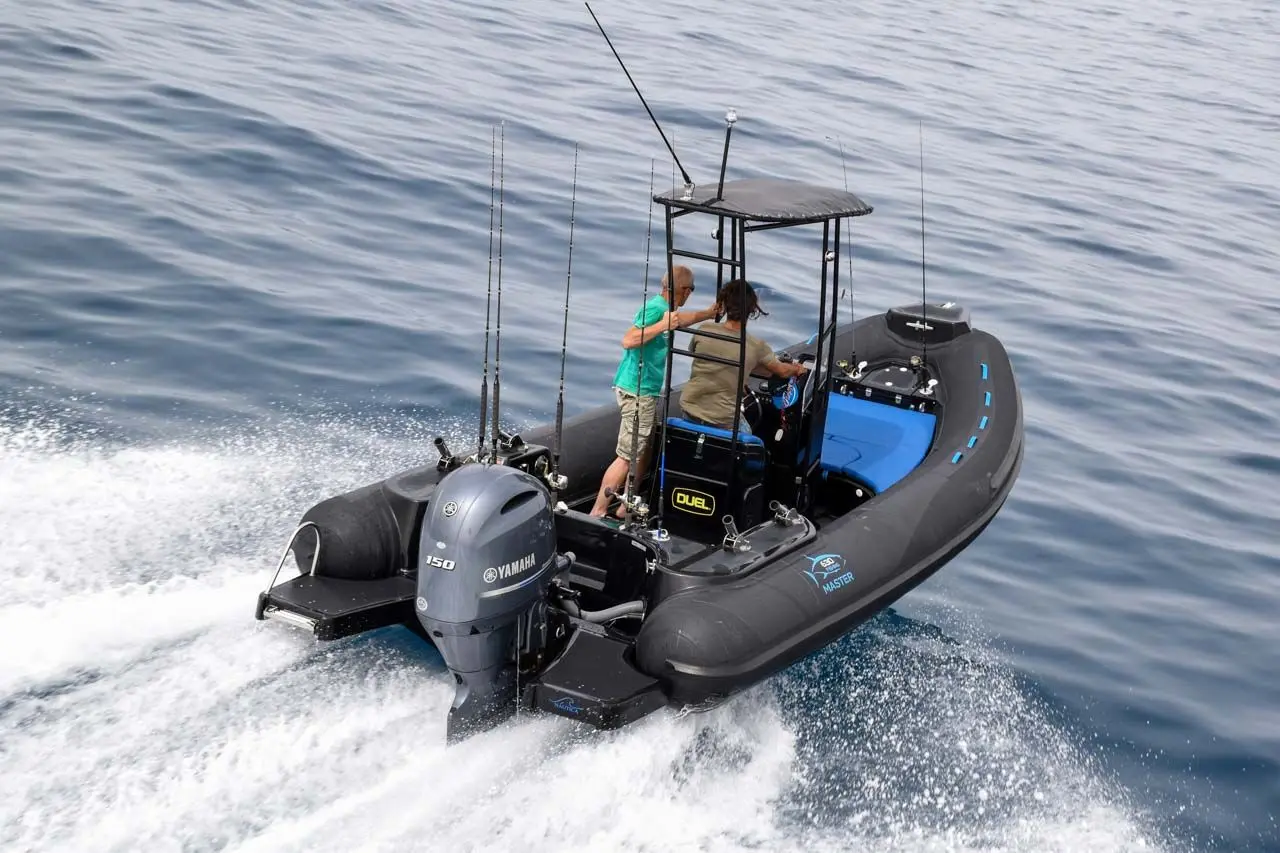 Master 630 — Bateau pneumatique à moteur hors-bord naviguant au large avec deux personnes à bord.