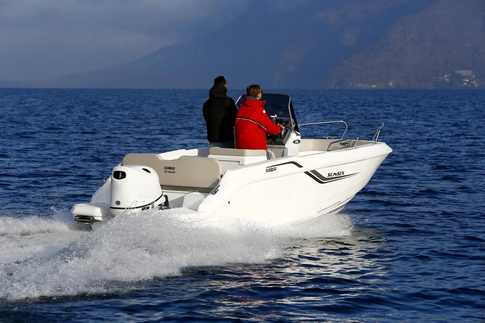 Salpa Sunsix 20 — Bateau à moteur blanc naviguant en mer, vu de trois quarts avec deux personnes à bord.