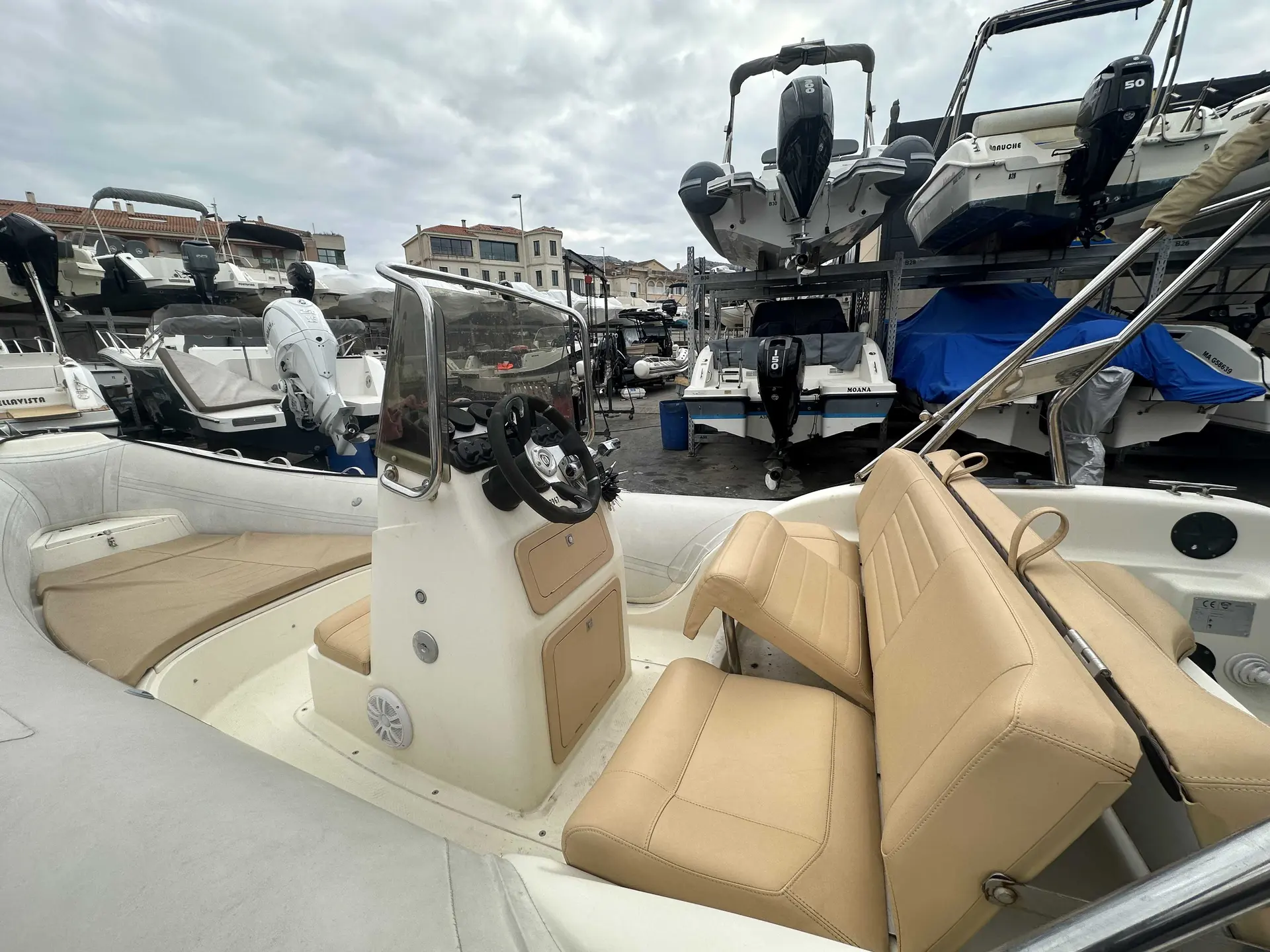 Sacs S 590 — Vue du cockpit avec console centrale, banquettes et moteur hors-bord.