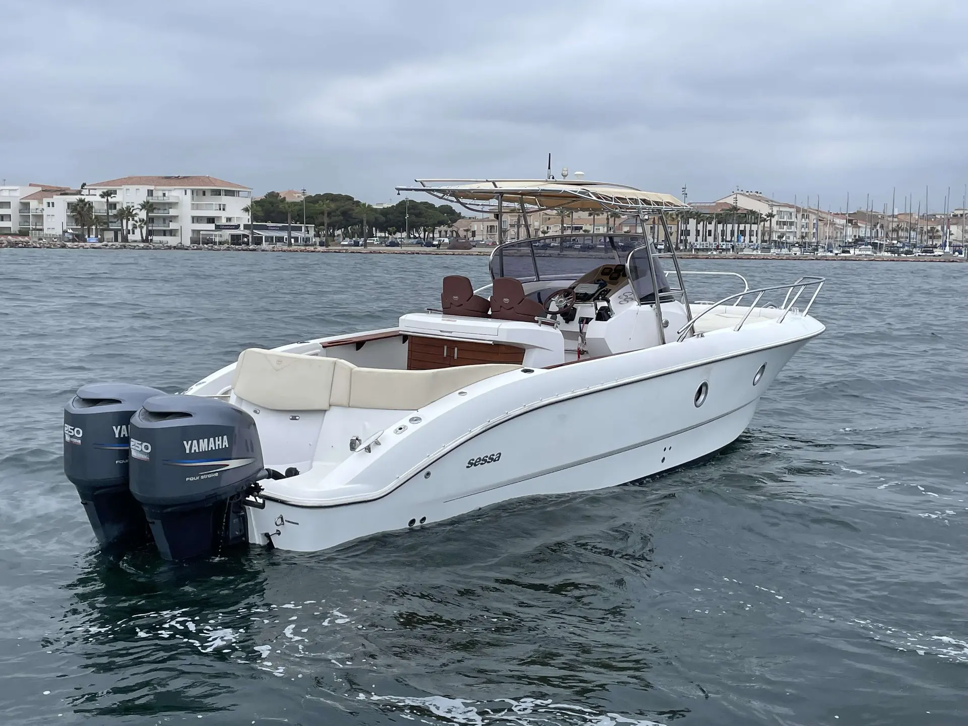 Sessa Marine Key Largo 30 — Bateau à moteur blanc vu de trois quarts arrière sur l’eau.