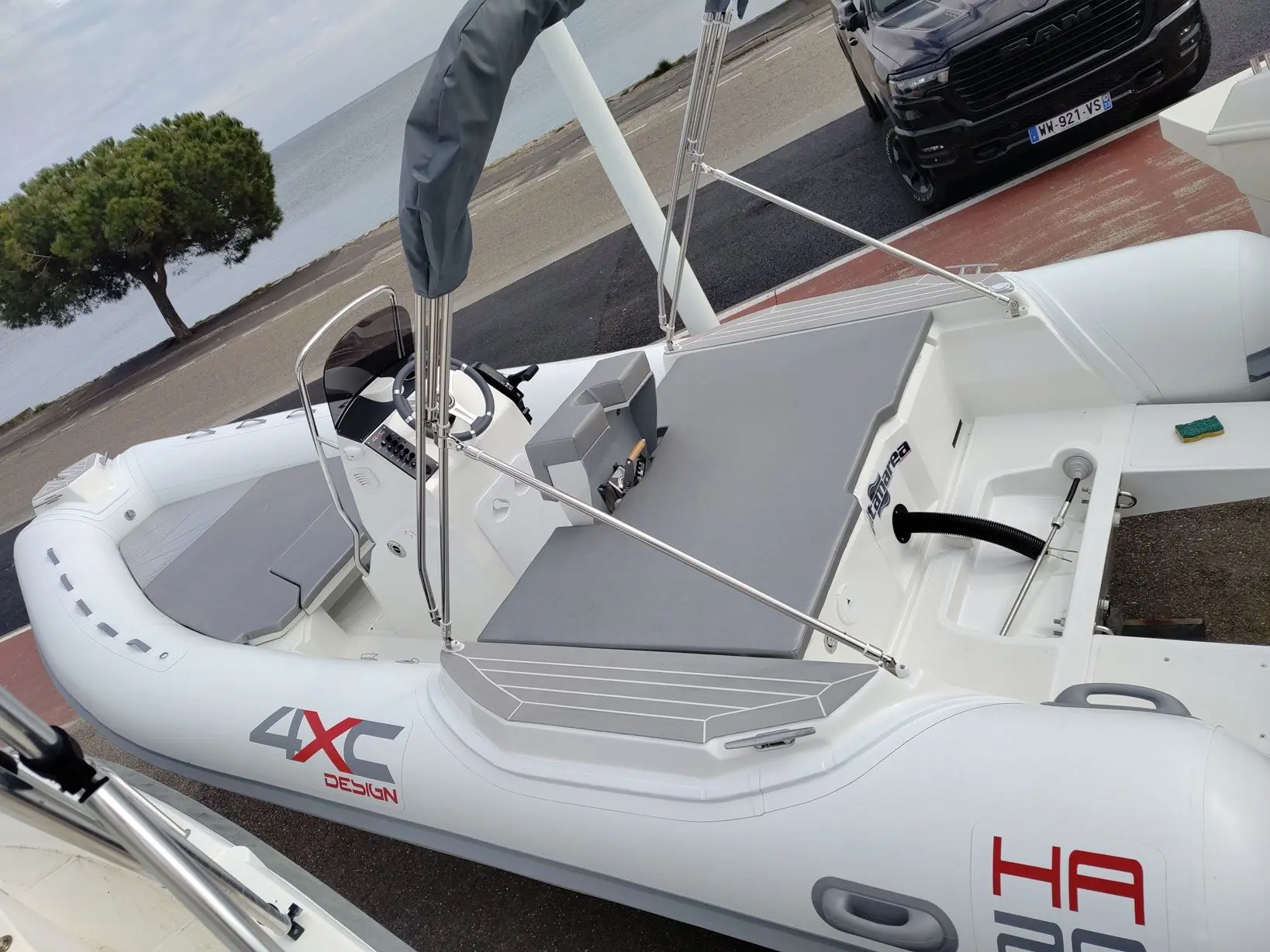 4XC HA20 — Vue plongeante d’un semi-rigide blanc équipé d’un poste de pilotage et de bains de soleil.