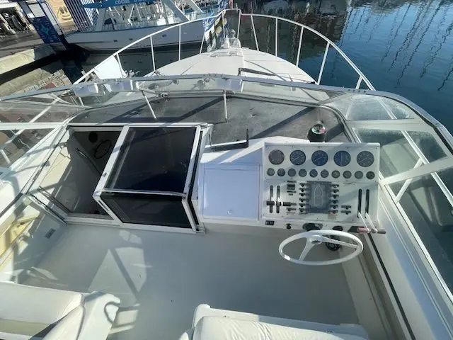 Trojan Fuchur — Vue du poste de pilotage et du pont avant d’un bateau à moteur amarré.