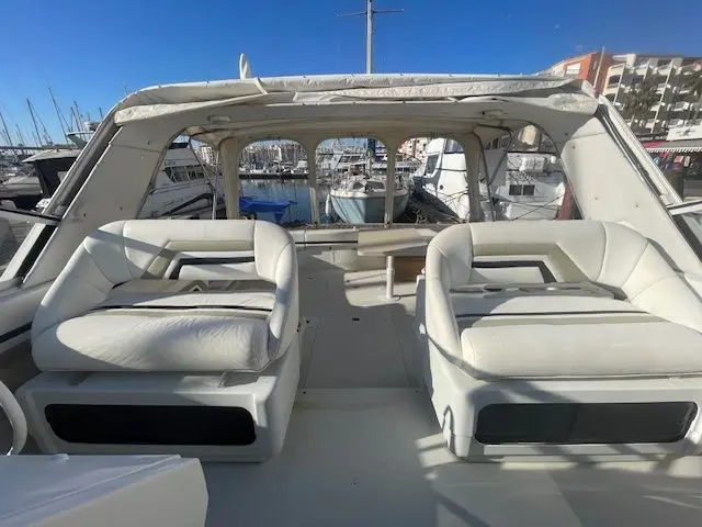 Trojan Fuchur — Cockpit extérieur avec deux banquettes face à face et une table centrale.