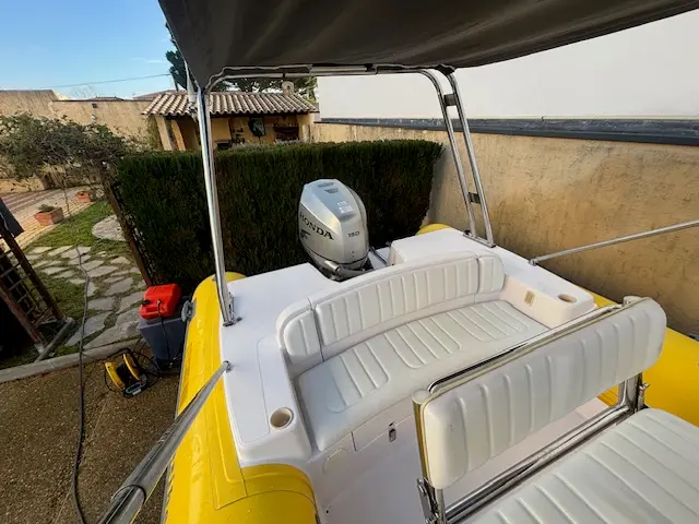 Caribe Sr 620 Lx Flexboat — Vue arrière du cockpit avec banquettes et moteur hors-bord.