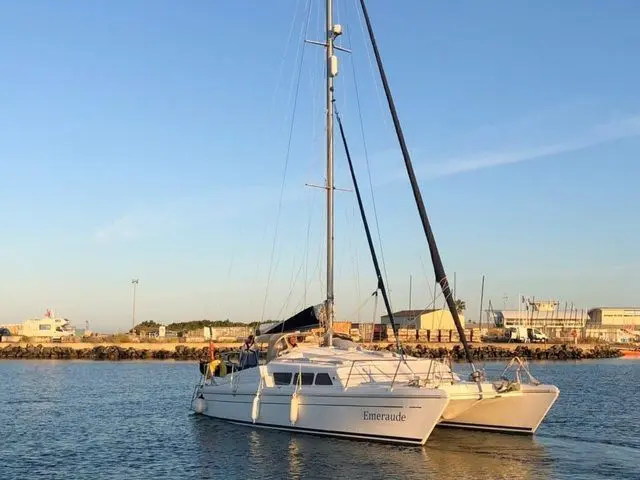 Prout Snowgoose 37 — Catamaran blanc amarré dans un port, photographié de trois quarts.