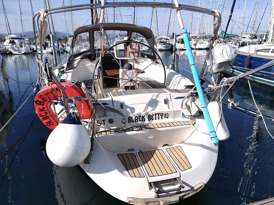 Bavaria 39 — Vue arrière d’un voilier amarré, avec cockpit, bimini et équipements de pont visibles.
