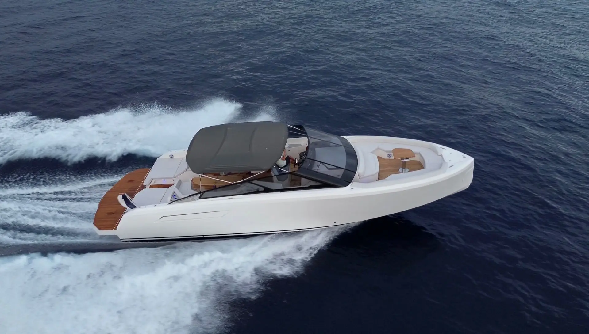 BB Yachts 44 Panarea — Bateau à moteur blanc naviguant à vive allure, vu de trois quarts depuis les airs.